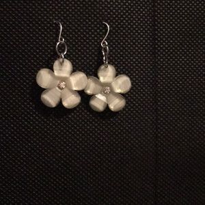 Hi there, today I am selling a pair of earrings!!